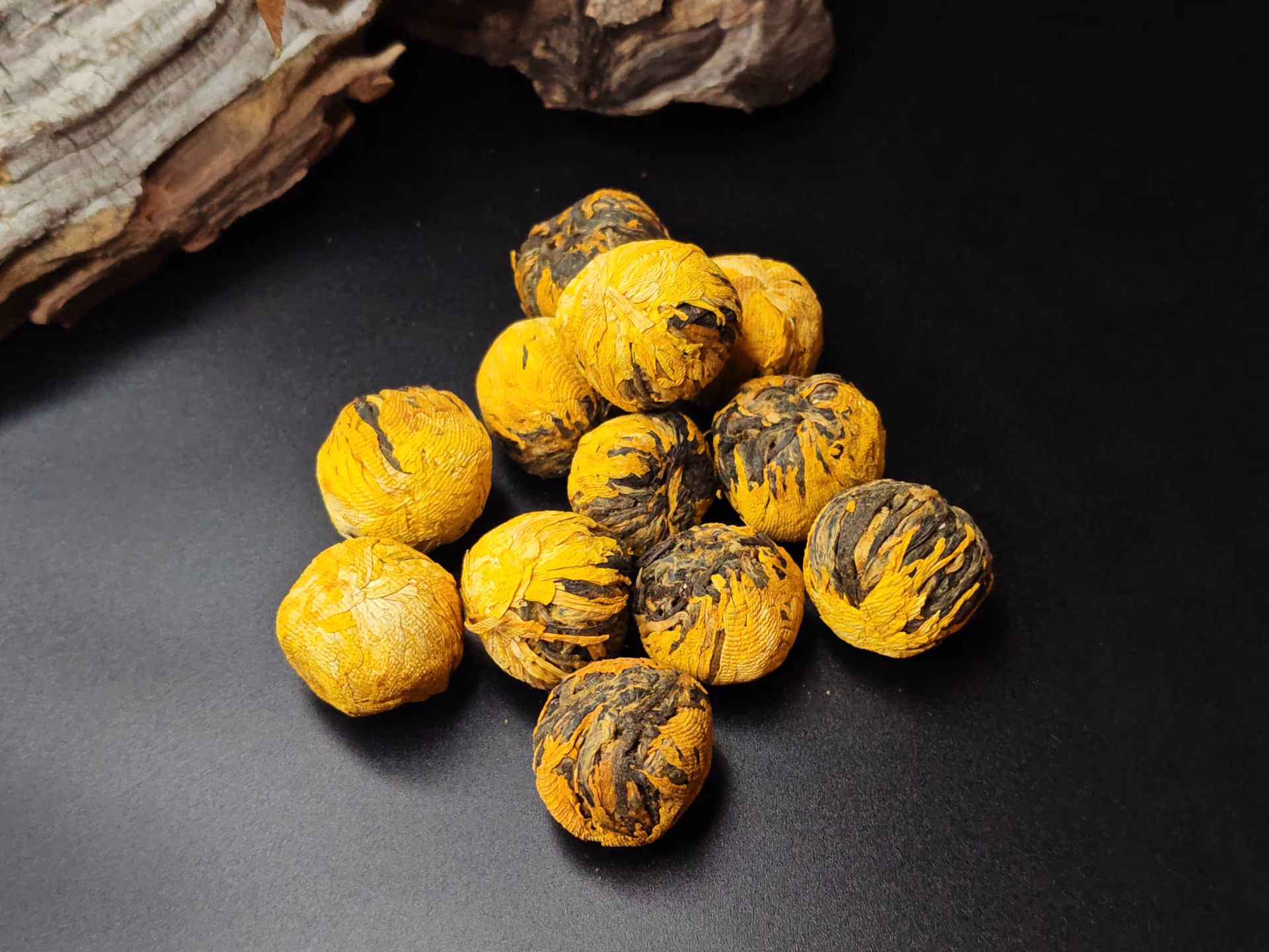 Artisan hand-tying chrysanthemum tea balls